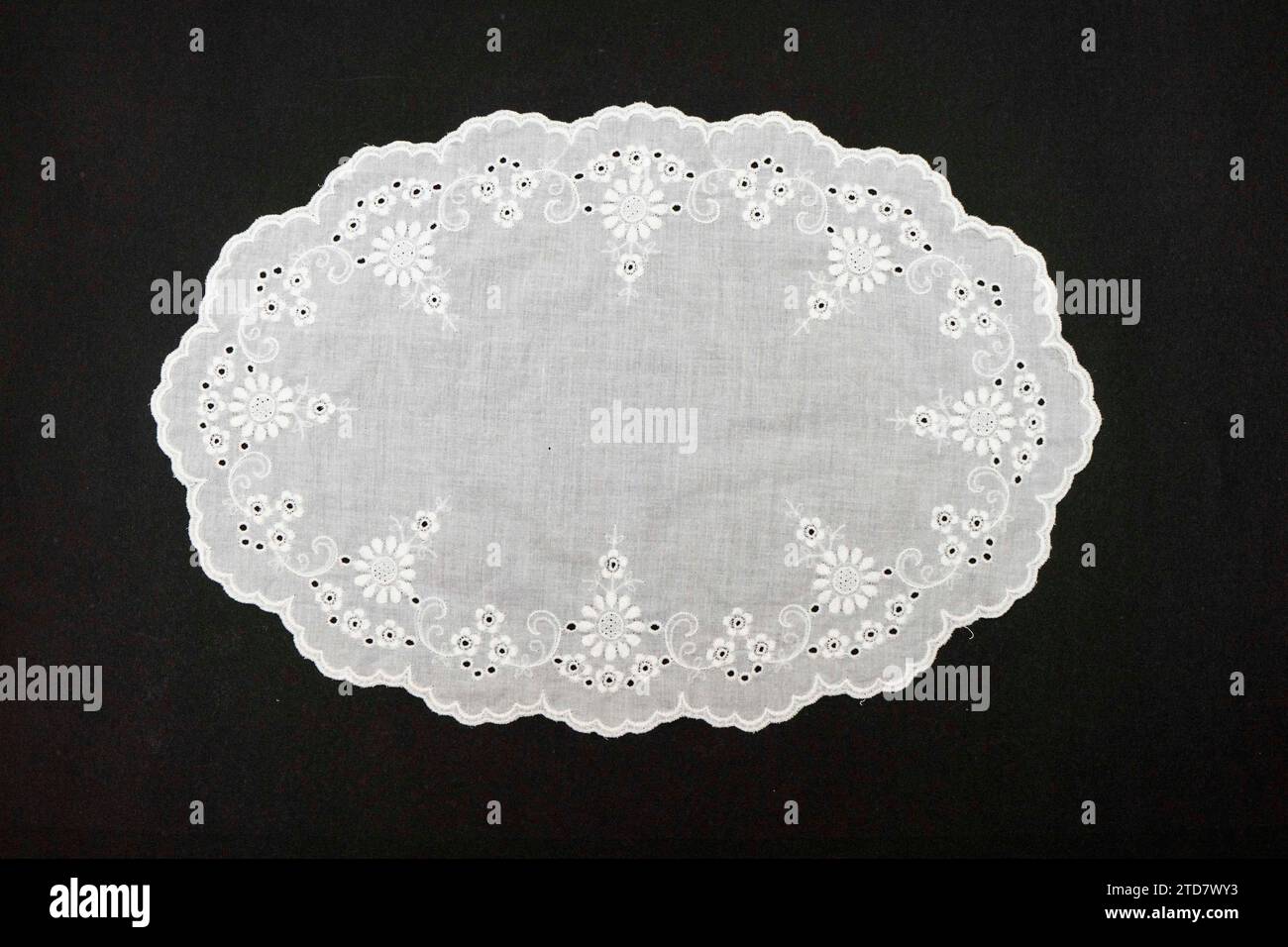 Tovagliolo lavorato a maglia bianca vintage isolato su sfondo nero Foto Stock