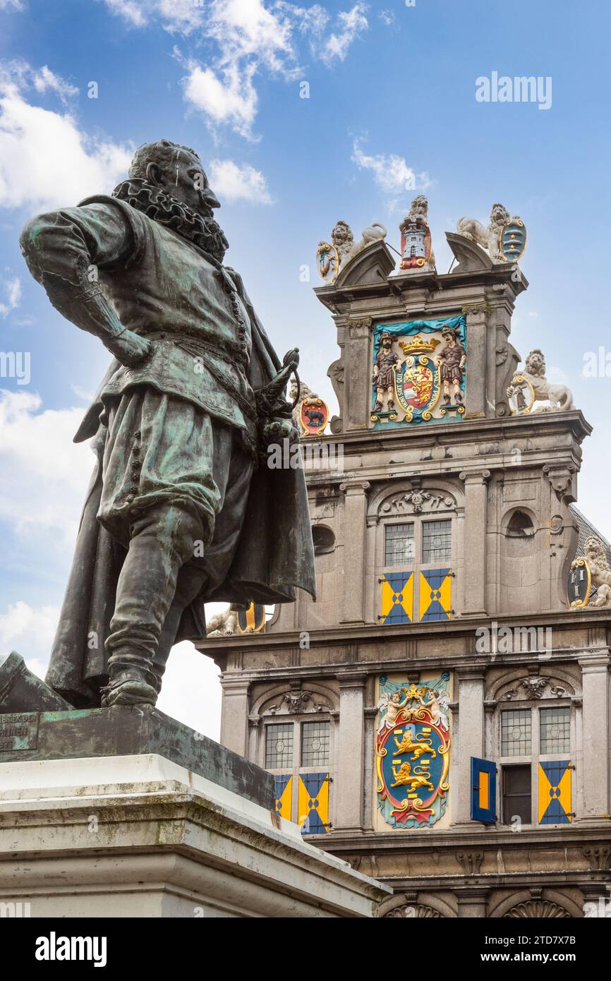 Statua di Jan Pieterszoon Coen e museo Westfries nel centro storico di Hoorn nei Paesi Bassi. Foto Stock