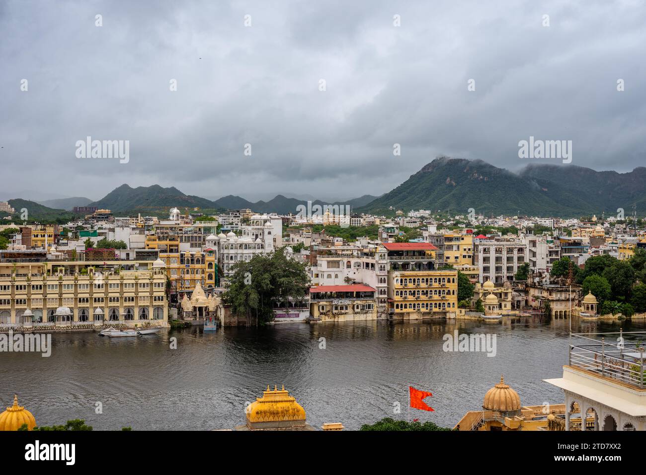 Vista panoramica della città sul lago Pichola a Udaipur, Rajasthan, India Foto Stock