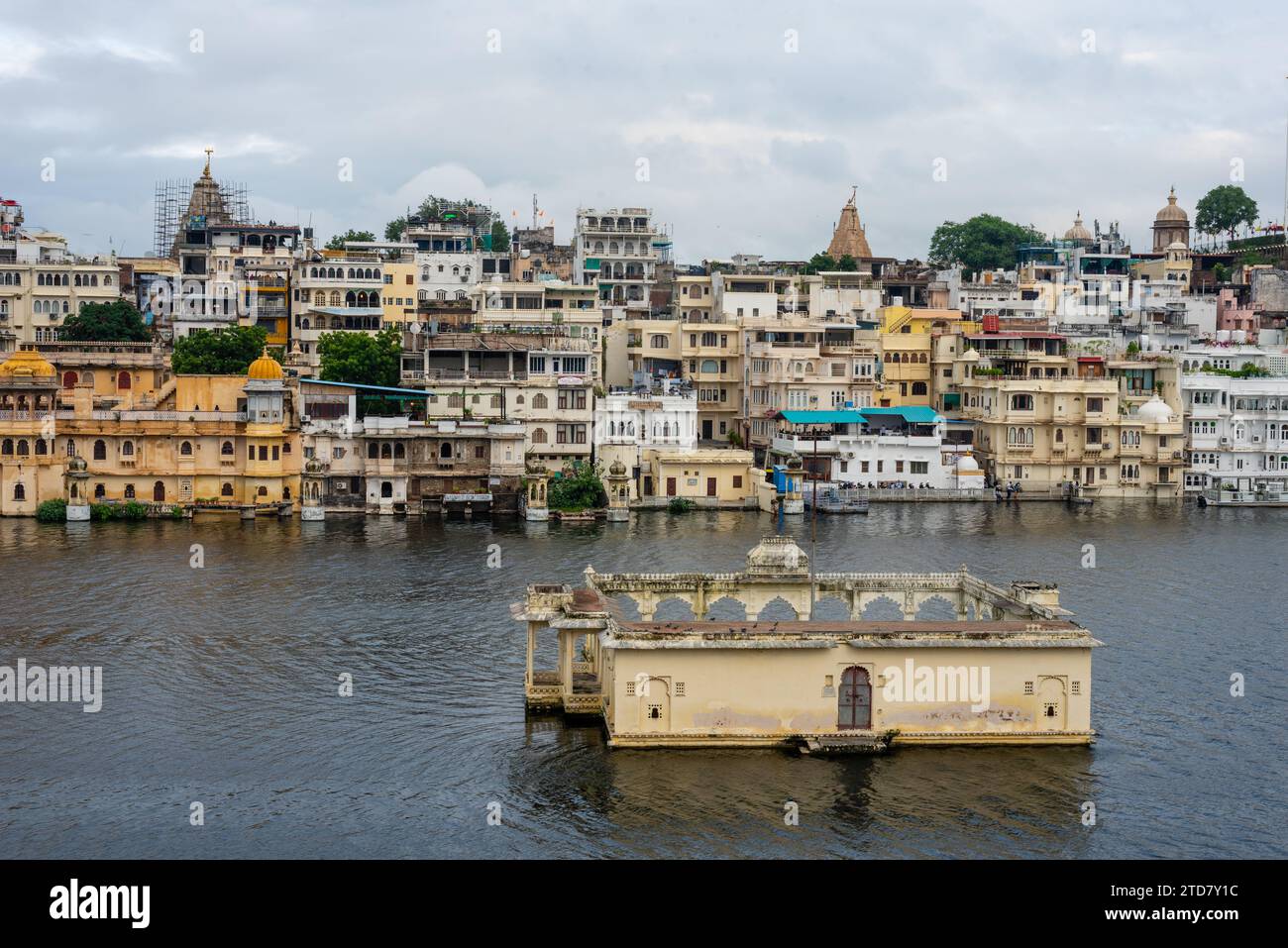 Vista panoramica della città sul lago Pichola a Udaipur, Rajasthan, India Foto Stock