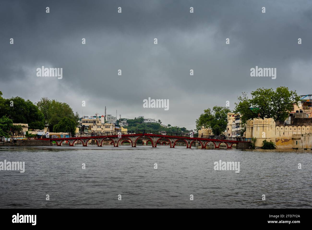 Vista panoramica della città sul lago Pichola a Udaipur, Rajasthan, India Foto Stock
