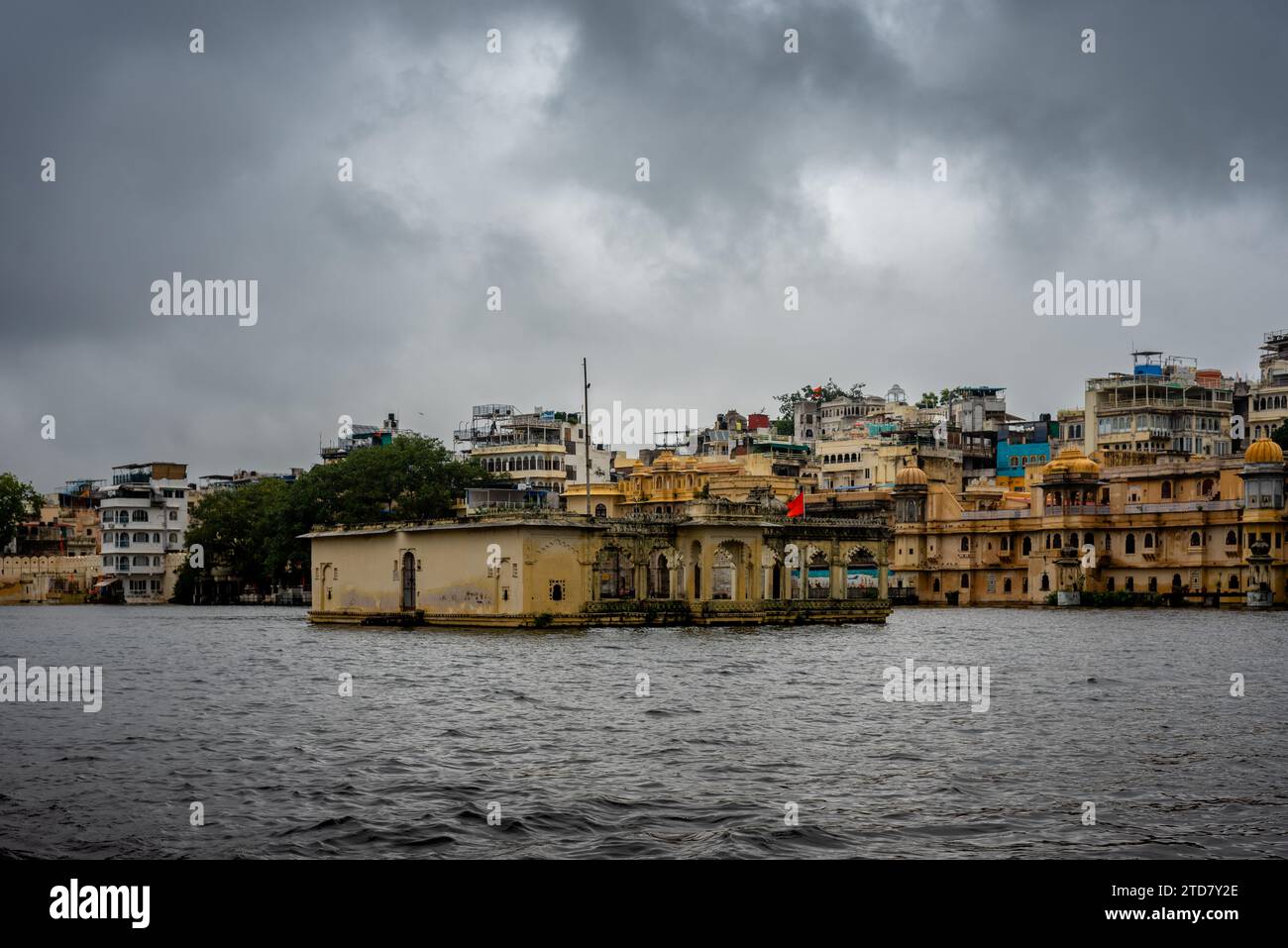 Vista panoramica della città sul lago Pichola a Udaipur, Rajasthan, India Foto Stock