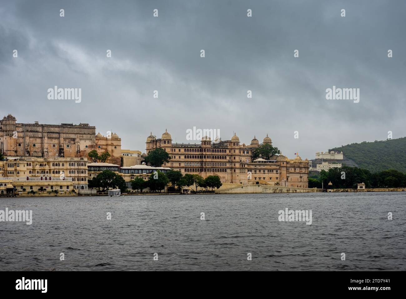 Vista panoramica della città sul lago Pichola a Udaipur, Rajasthan, India Foto Stock