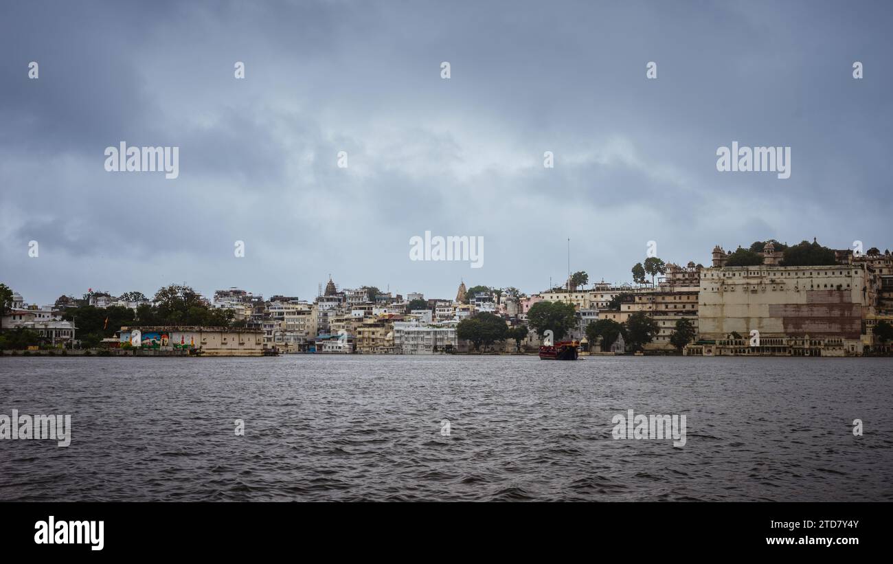 Vista panoramica della città sul lago Pichola a Udaipur, Rajasthan, India Foto Stock