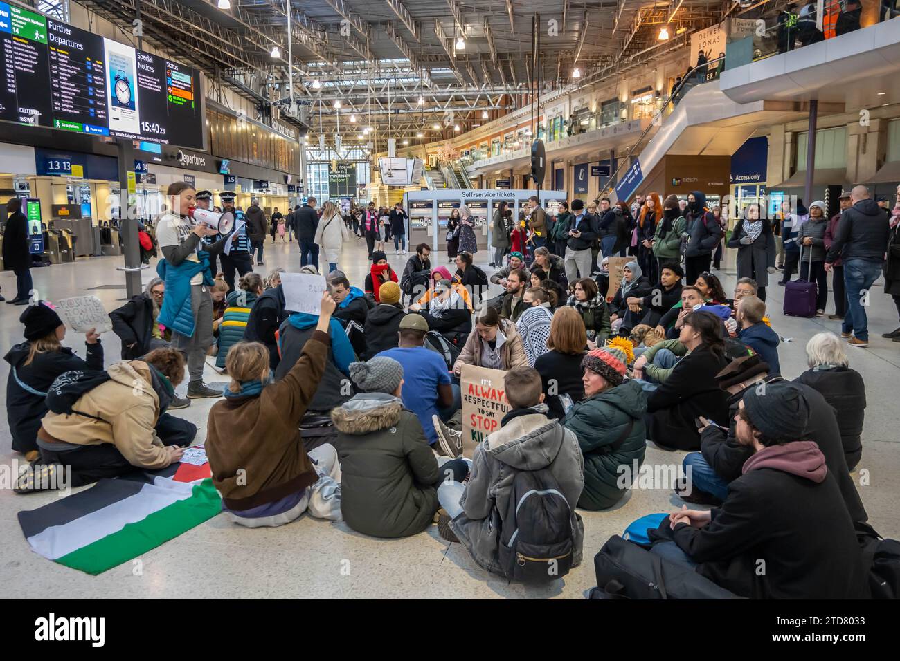 LONDRA, INGHILTERRA - 11 novembre 2023: La gente sta organizzando una protesta per il sit-in a favore della Palestina alla stazione di Waterloo Foto Stock