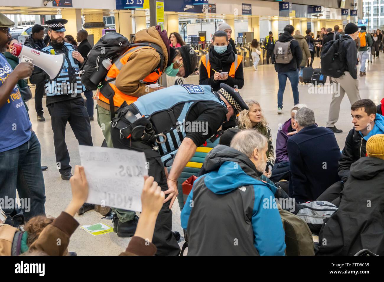 LONDRA, INGHILTERRA - 11 novembre 2023: La gente sta organizzando una protesta per il sit-in a favore della Palestina alla stazione di Waterloo Foto Stock