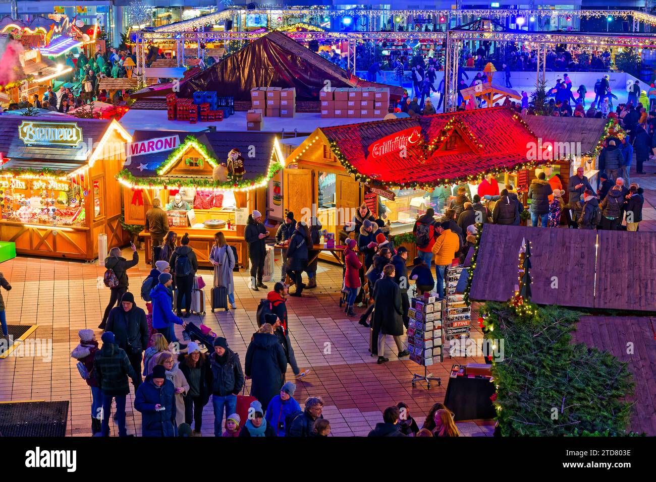 In der Vorweihnachtszeit. Abendstimmung auf dem Weihnachts- und ...