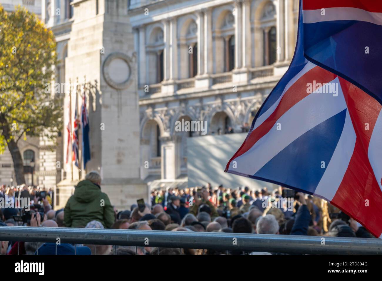 LONDRA, INGHILTERRA - 11 novembre 2023: La gente si è riunita a Whitehall il giorno dell'armistizio del 2023 Foto Stock