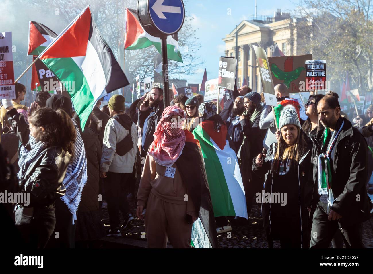 LONDRA, INGHILTERRA - 11 novembre 2023: Persone che partecipano a una marcia libera della Palestina durante il giorno dell'armistizio 2023 Foto Stock
