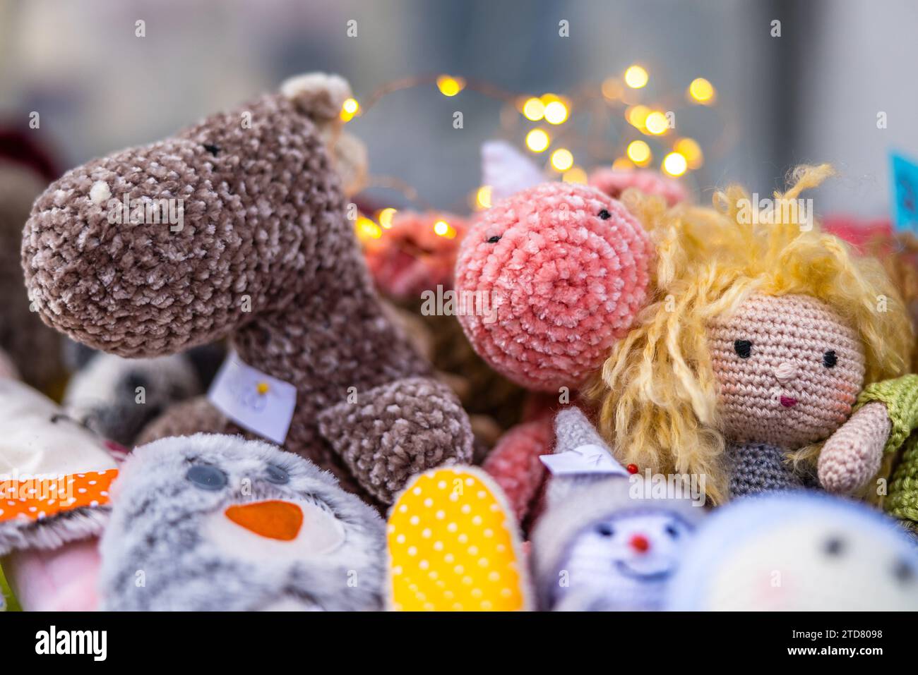 16 dicembre 2023, Brandeburgo, Leuthen: Bambole lavorate a maglia a mano giacciono su una bancarella in un piccolo mercato dell'Avvento. I mercatini dell'avvento e di Natale si tengono anche in molte città tedesche nel terzo fine settimana dell'Avvento. Foto: Frank Hammerschmidt/dpa Foto Stock