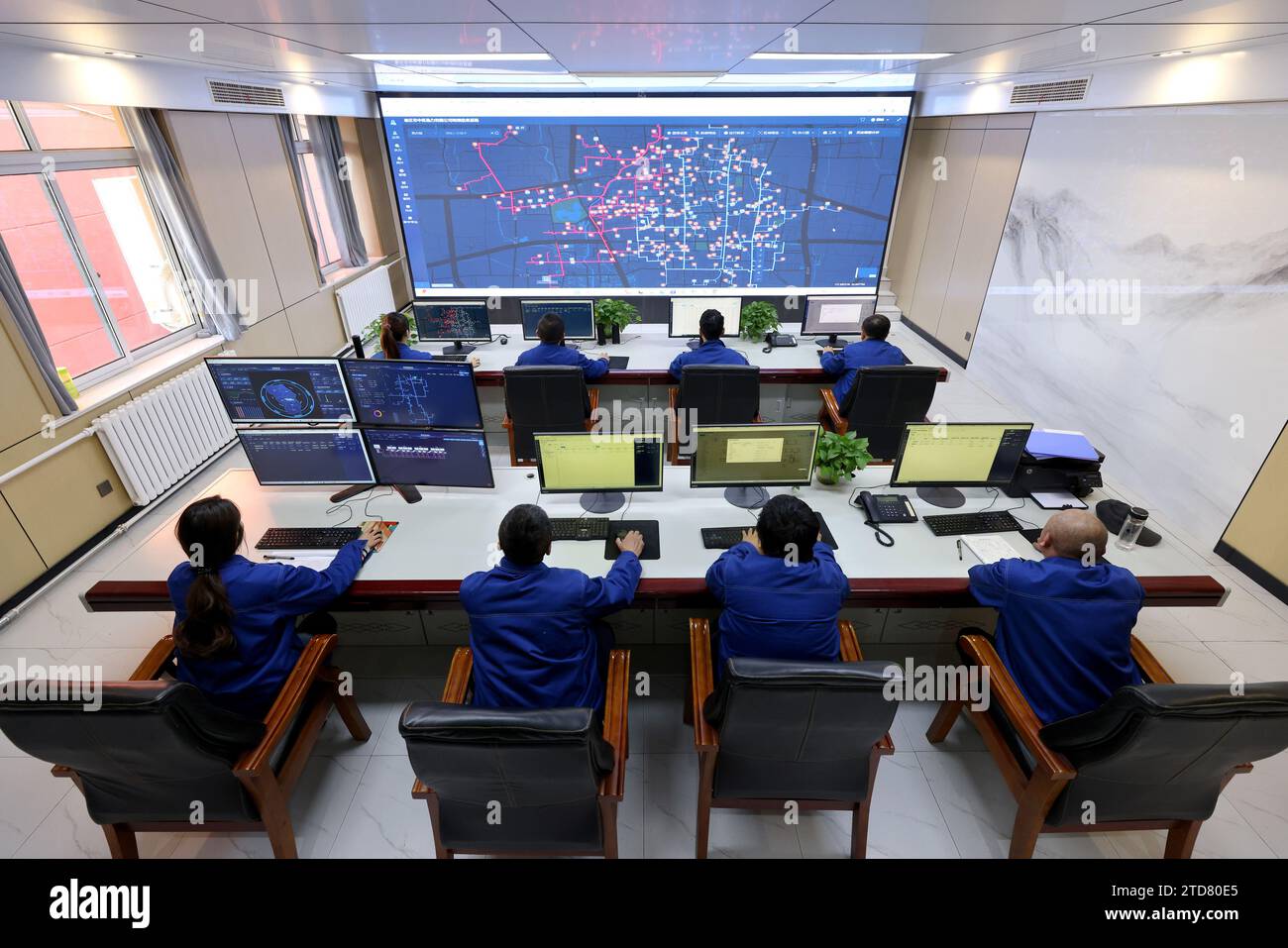ZAOZHUANG, CINA - 17 DICEMBRE 2023 - i lavoratori monitorano l'approvvigionamento di calore delle comunità e delle unità residenziali in un centro di controllo della fornitura di calore a Zaozhua Foto Stock