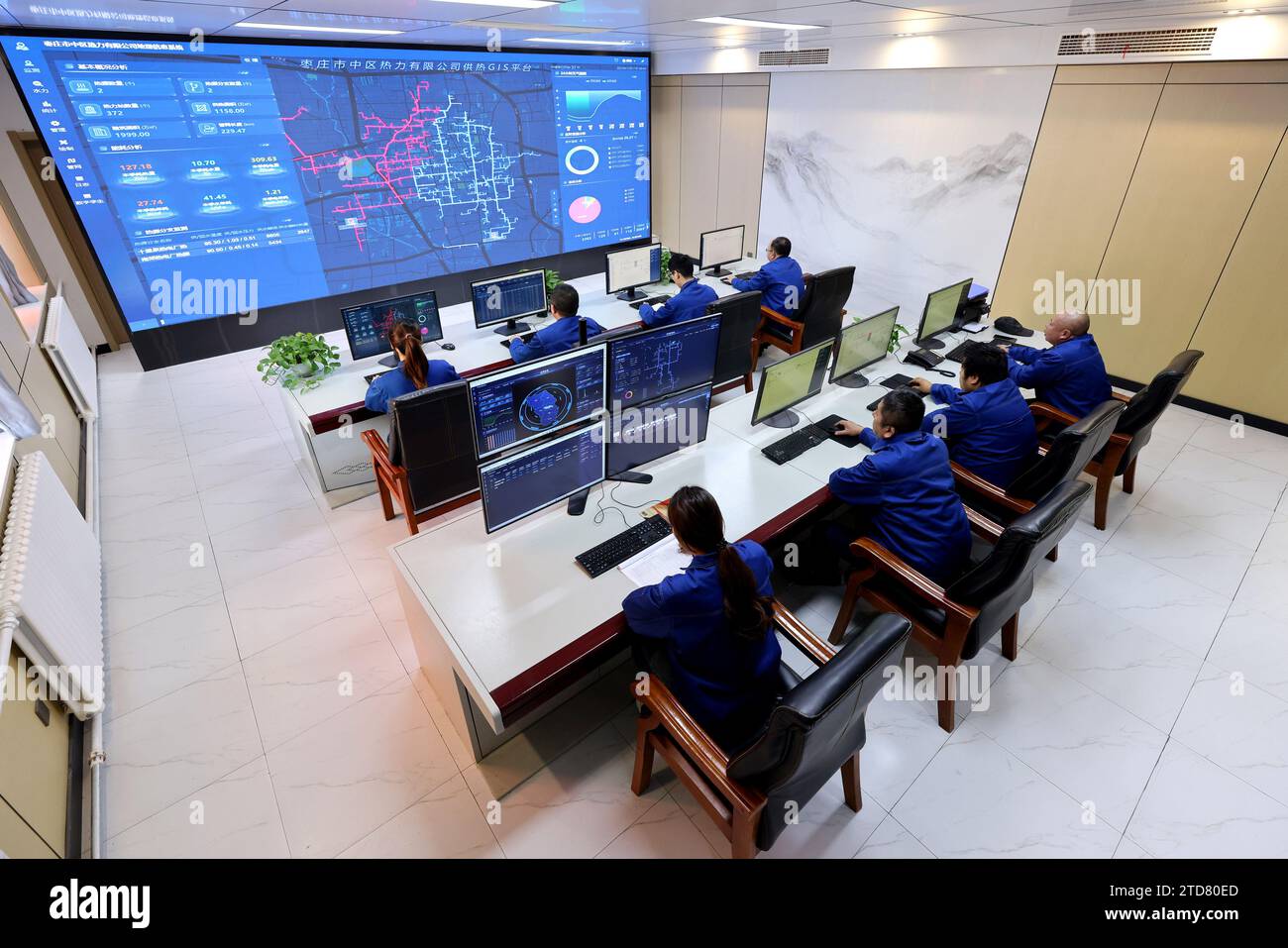ZAOZHUANG, CINA - 17 DICEMBRE 2023 - i lavoratori monitorano l'approvvigionamento di calore delle comunità e delle unità residenziali in un centro di controllo della fornitura di calore a Zaozhua Foto Stock