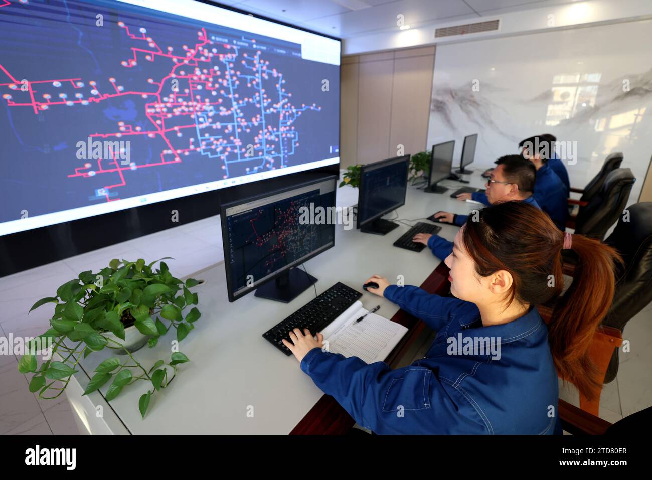 ZAOZHUANG, CINA - 17 DICEMBRE 2023 - i lavoratori monitorano l'approvvigionamento di calore delle comunità e delle unità residenziali in un centro di controllo della fornitura di calore a Zaozhua Foto Stock