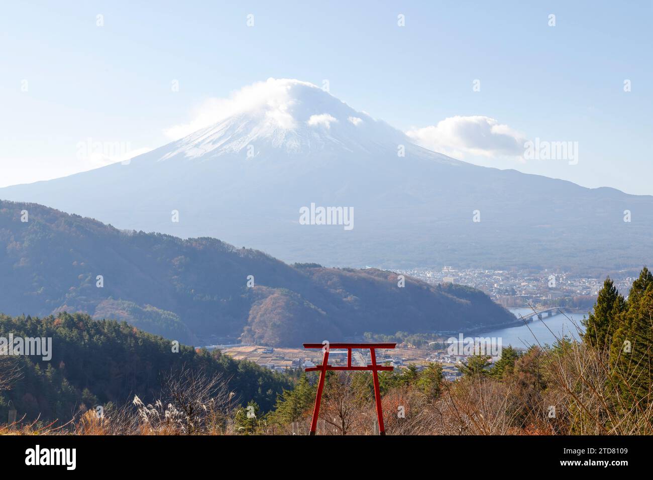 TORRI GATE TENKU NO TOORII DI FRONTE AL MONTE FUJI Foto Stock