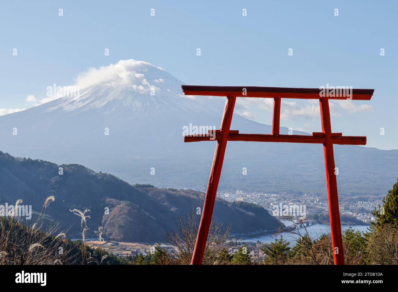 TORRI GATE TENKU NO TOORII DI FRONTE AL MONTE FUJI Foto Stock
