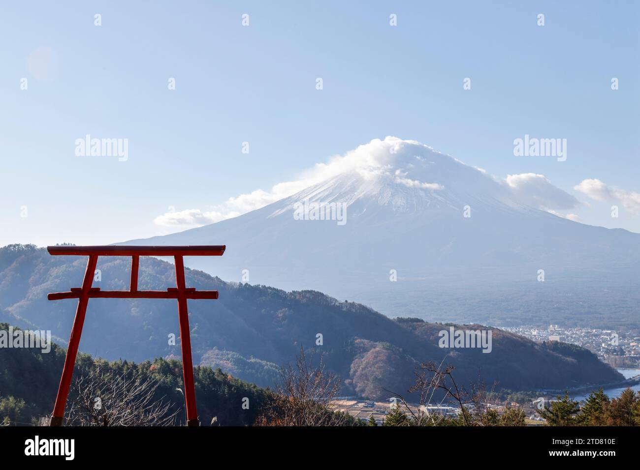 TORRI GATE TENKU NO TOORII DI FRONTE AL MONTE FUJI Foto Stock