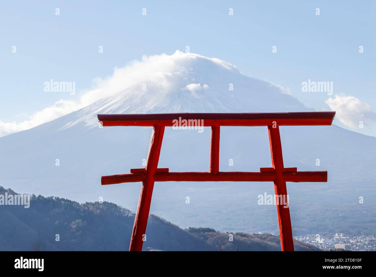 TORRI GATE TENKU NO TOORII DI FRONTE AL MONTE FUJI Foto Stock