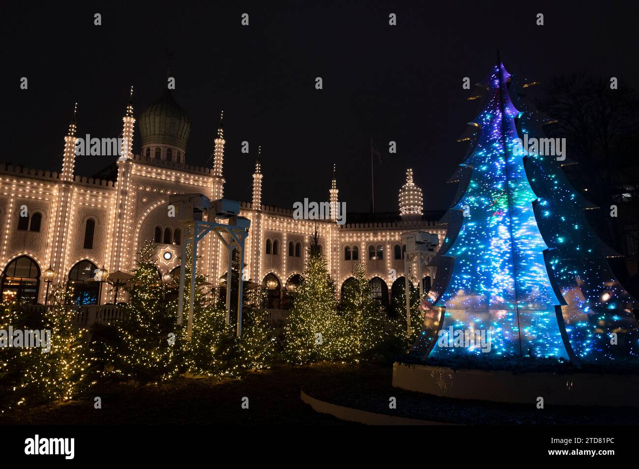 Il pubblico in visita osserva il fascino dei colori sempre mutevoli delle luci natalizie che decorano il Nimb Hotel and Restaurant Within Foto Stock