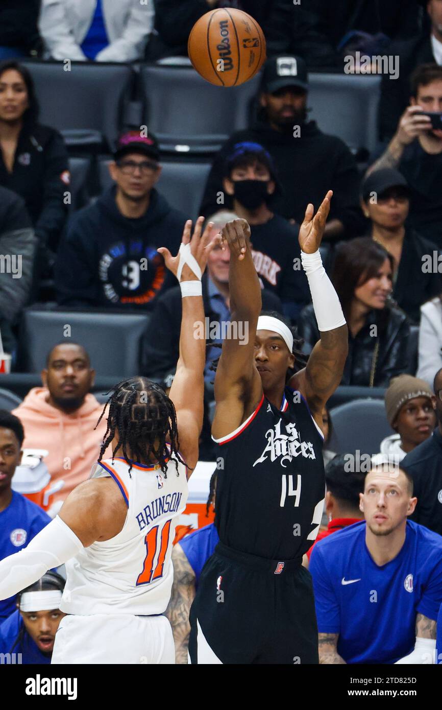 Los Angeles, Stati Uniti. 16 dicembre 2023. Terance Mann (R) dei Los Angeles Clippers gioca contro Jalen Brunson (L) dei New York Knicks durante una partita di basket NBA al Crypto.com Arena. Punteggio finale; Clippers 144:122 Knicks credito: SOPA Images Limited/Alamy Live News Foto Stock