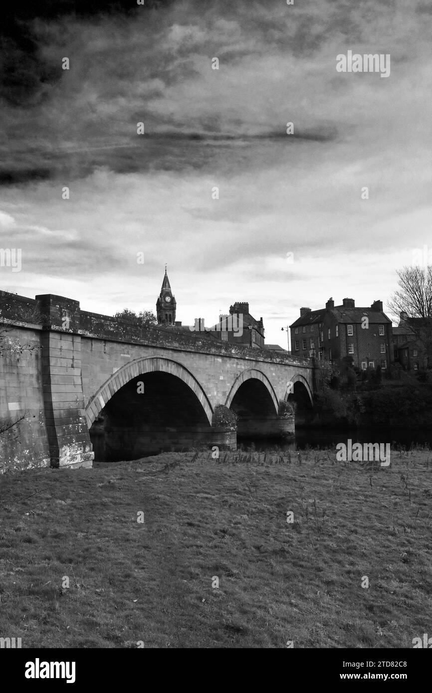Il fiume Annan, il ponte stradale e il municipio, la città di Annan, Dumfries and Galloway, Scozia, Regno Unito Foto Stock