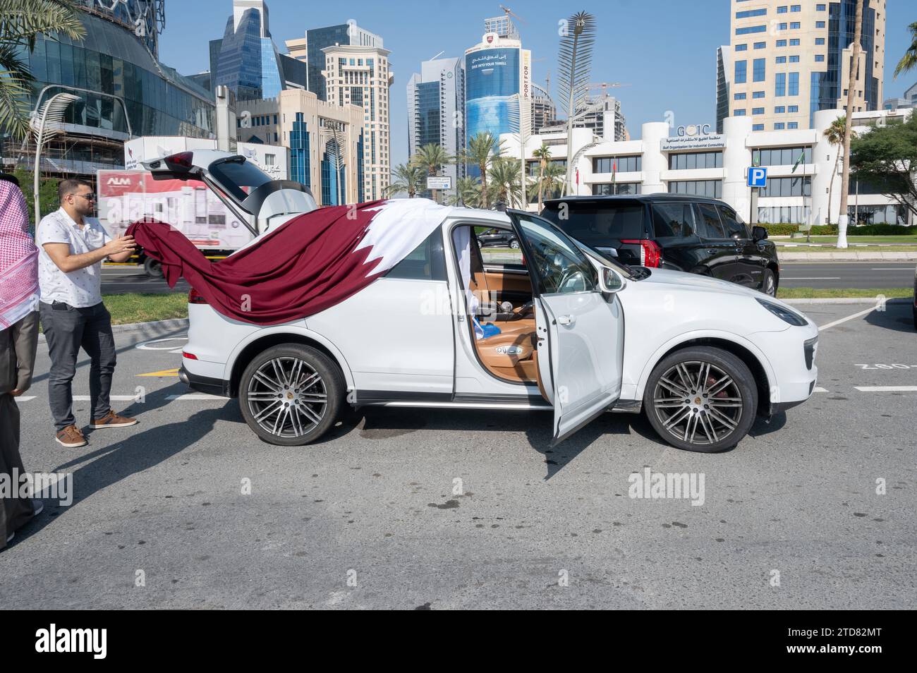 Festa nazionale del Qatar. Flying Flag on Car Foto Stock