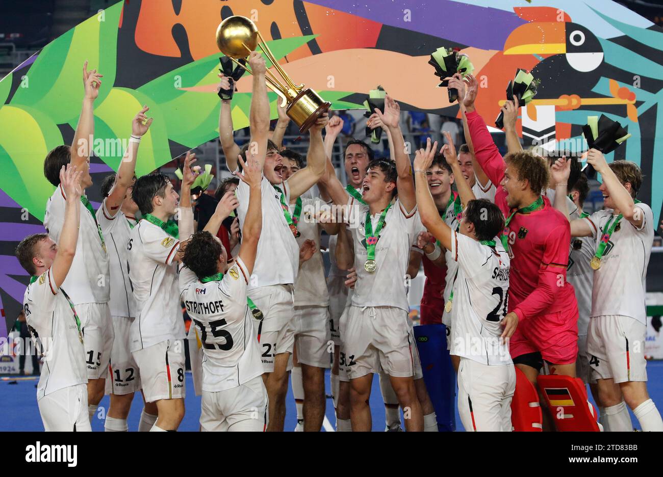 I giocatori della squadra tedesca festeggiano dopo la vittoria sulla Francia nella partita finale durante la Coppa del mondo juniores maschile FIH Malesia 2023 tra Germania e Francia al Bukit Jalil National Hockey Stadium. Punteggio finale; Germania 2:1 Francia (foto di Wong Fok Loy / SOPA Images/Sipa USA) Foto Stock