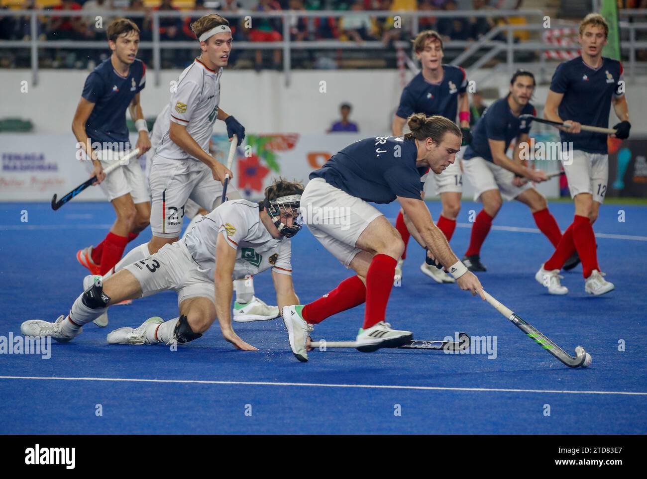 Brilla Jakob di Germania (L) e Haertelmeyer Louis di Francia (R) in azione durante il match finale della Coppa del mondo juniores maschile FIH Malaysia 2023 tra Germania e Francia al Bukit Jalil National Hockey Stadium. Punteggio finale; Germania 2:1 Francia (foto di Wong Fok Loy / SOPA Images/Sipa USA) Foto Stock