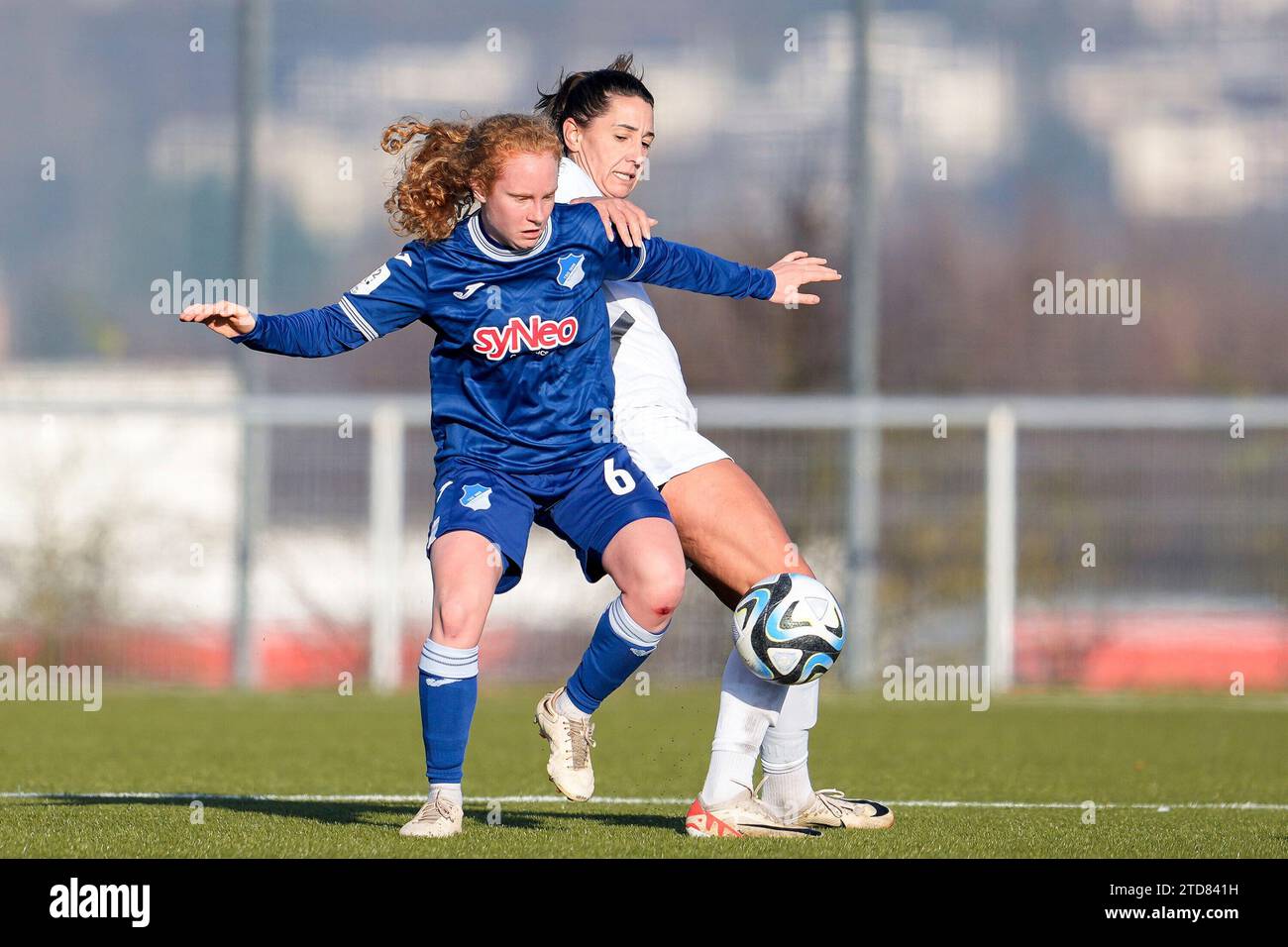 Zuzenhausen, Deutschland. 17 dicembre 2023. v.li.: Milena Röder (STG II, 6), Merza Julevic (Jena, 10), Zweikampf, Spielszene, Duell, duello, tackle, tackle, Dynamik, Action, Aktion, 17.12.2023, Zuzenhausen (Deutschland), Fussball, 2. Frauen-Bundesliga, TSG 1899 Hoffenheim II (U20) - FC Carl Zeiss Jena Credit: dpa/Alamy Live News Foto Stock