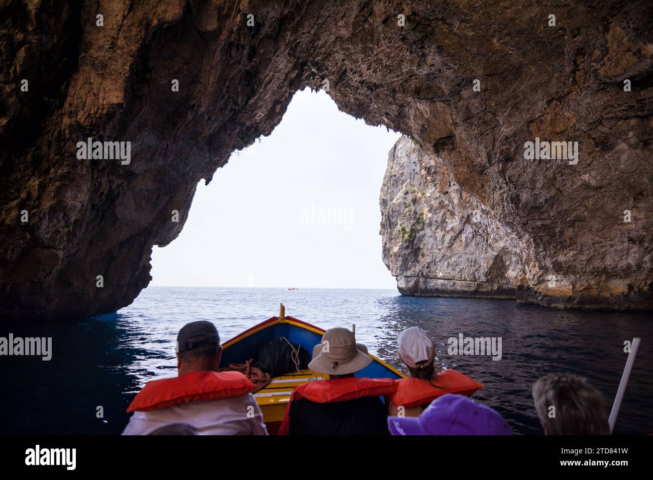 Zurrieq, Malta - 18 giugno 2023: Un dettaglio della Grotta Azzurra con una barca di turisti in visita (Malta) Foto Stock