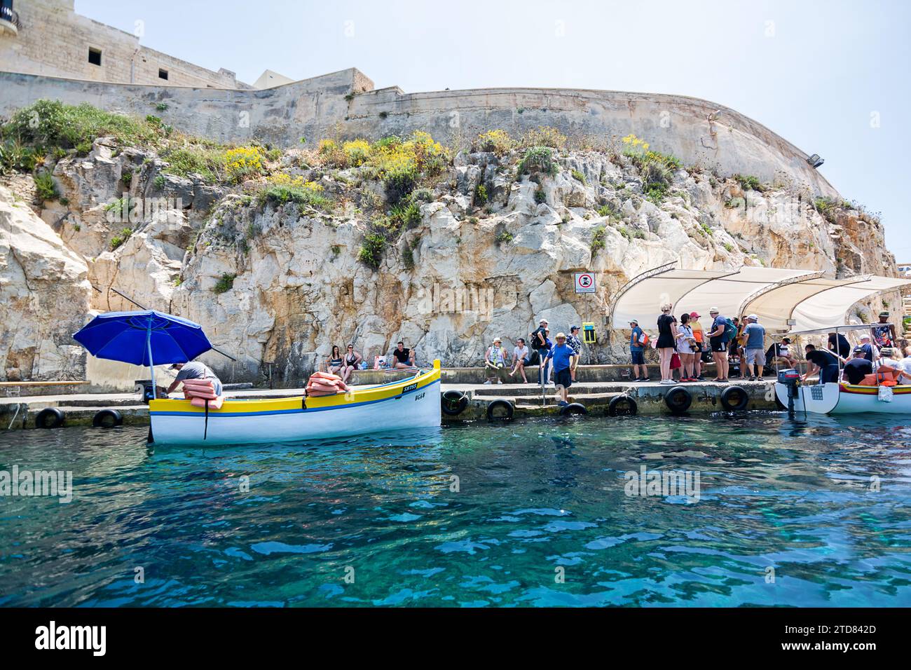 Zurrieq, Malta - 18 giugno 2023: Porto in cui sono imbarcati i turisti che visitano la Grotta Azzurra. Foto Stock