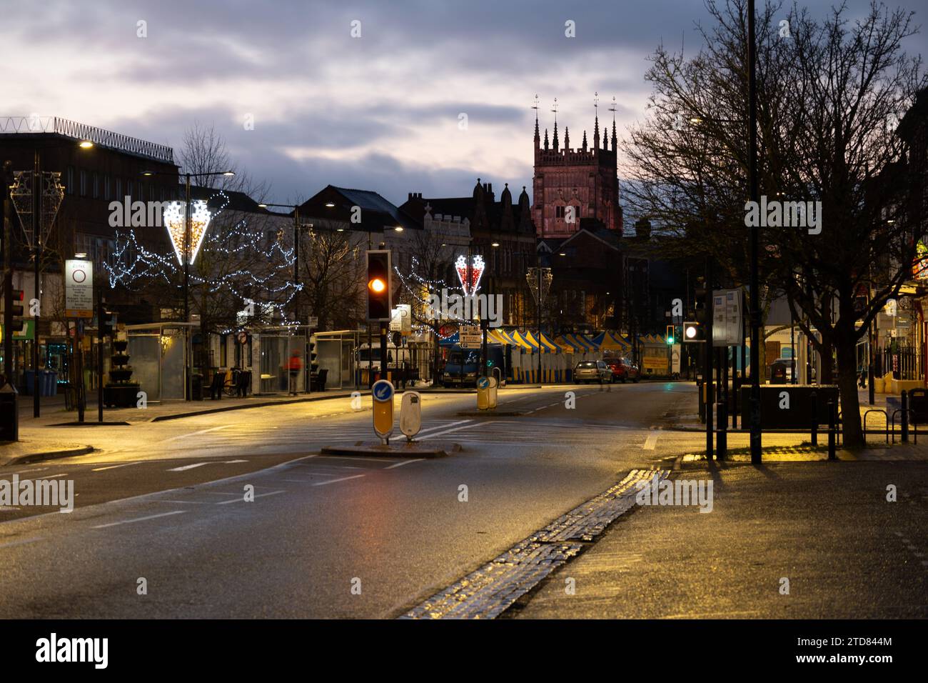 High Street all'alba con luci natalizie, Evesham, Worcestershire, Inghilterra, Regno Unito Foto Stock