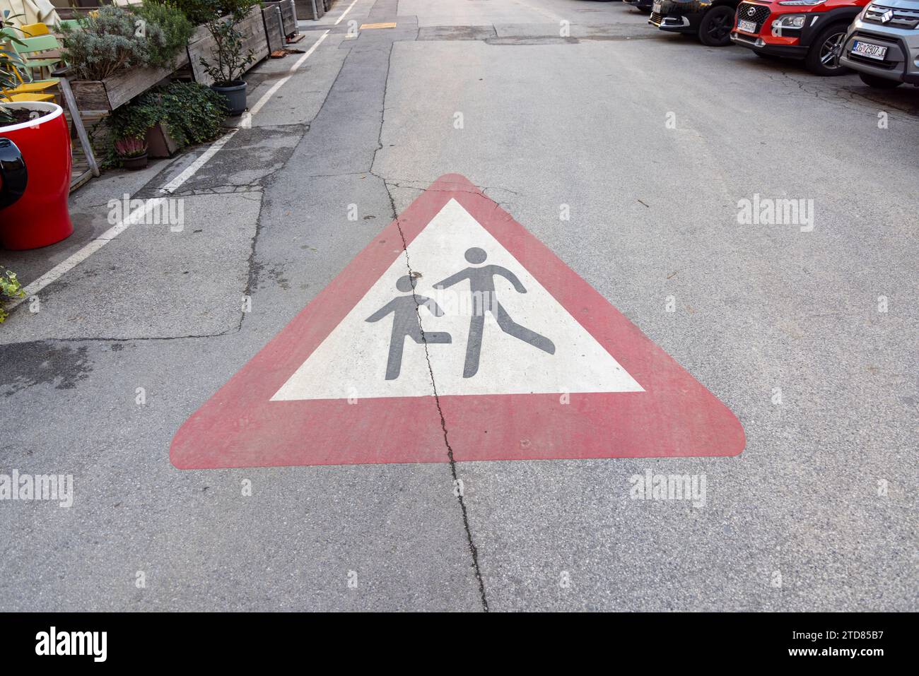 Cartello segnaletico per l'attraversamento dei pedoni, dipinto sulla strada Foto Stock