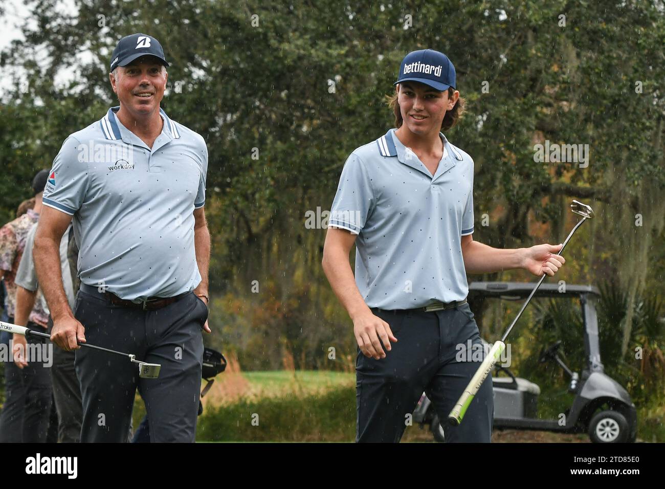 Orlando, Stati Uniti. 16 dicembre 2023. Matt Kuchar e suo figlio, Cameron Kuchar, escono dal nono verde (la loro ultima buca) durante il primo round del campionato PNC al Ritz-Carlton Golf Club di Orlando, Florida. Credito: SOPA Images Limited/Alamy Live News Foto Stock