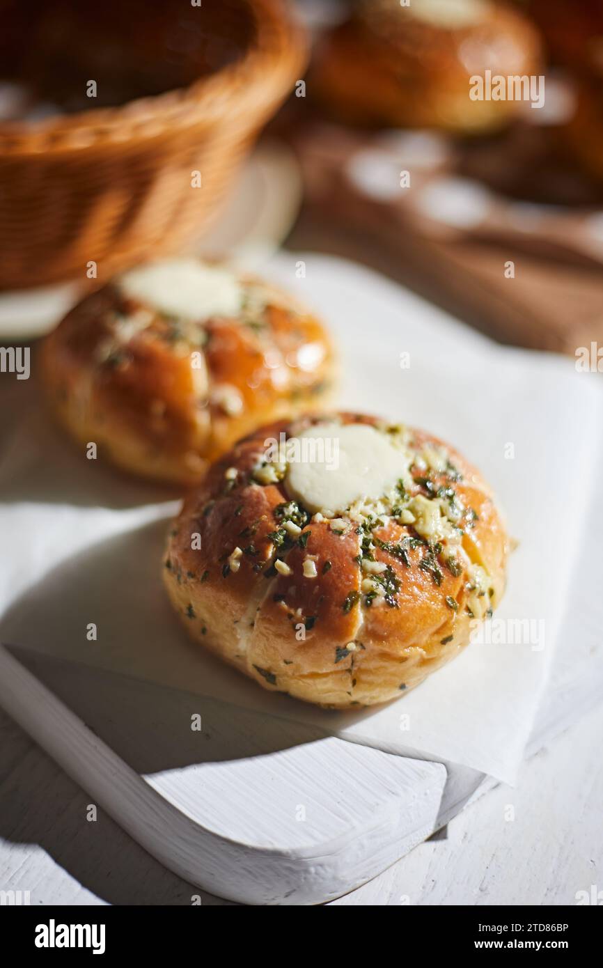Pane all'aglio con formaggio cremoso, a fuoco selettivo Foto Stock