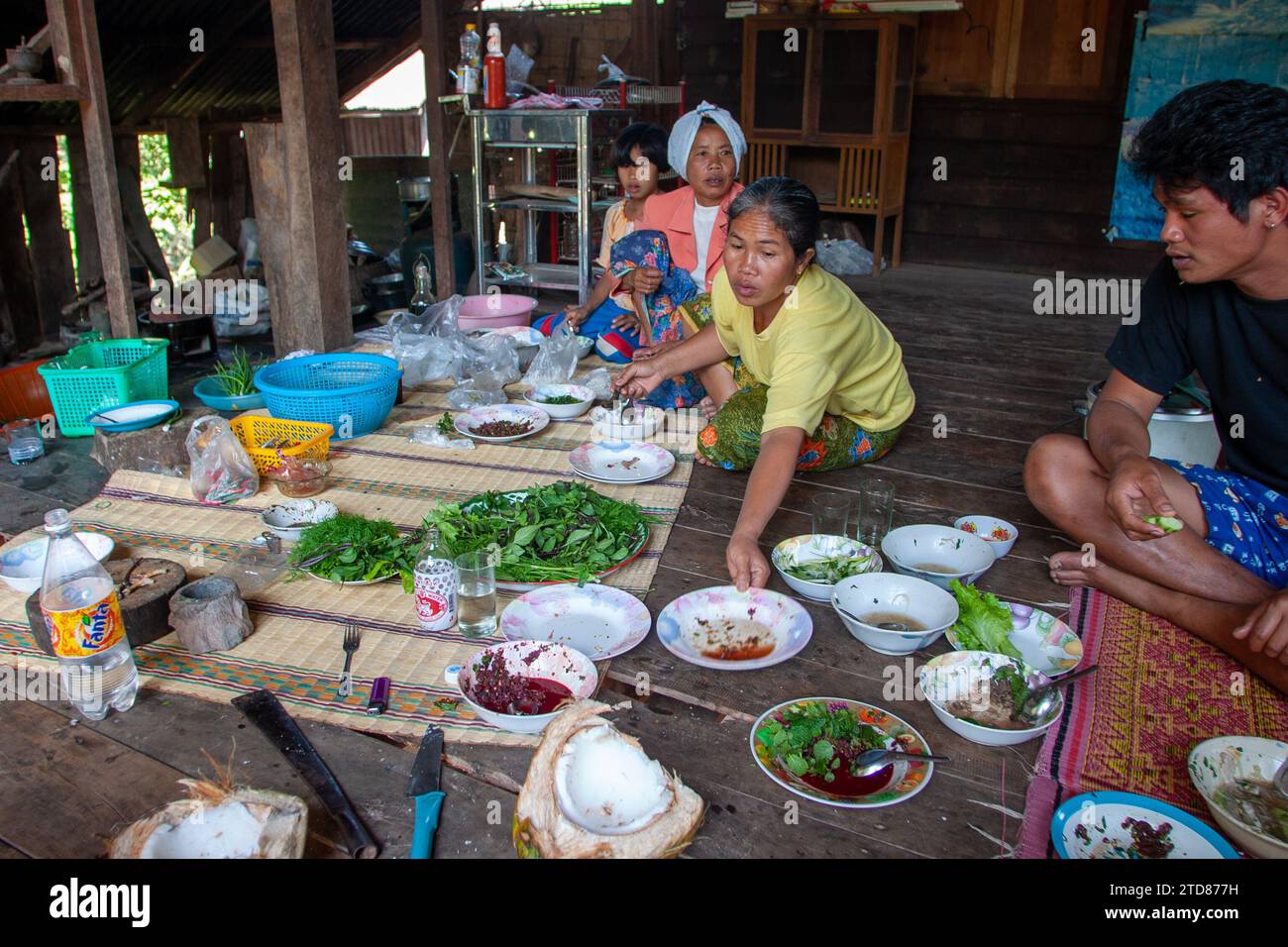 Famiglia thailandese che sta cenando nel villaggio delle province di Isan nella Thailandia settentrionale Foto Stock
