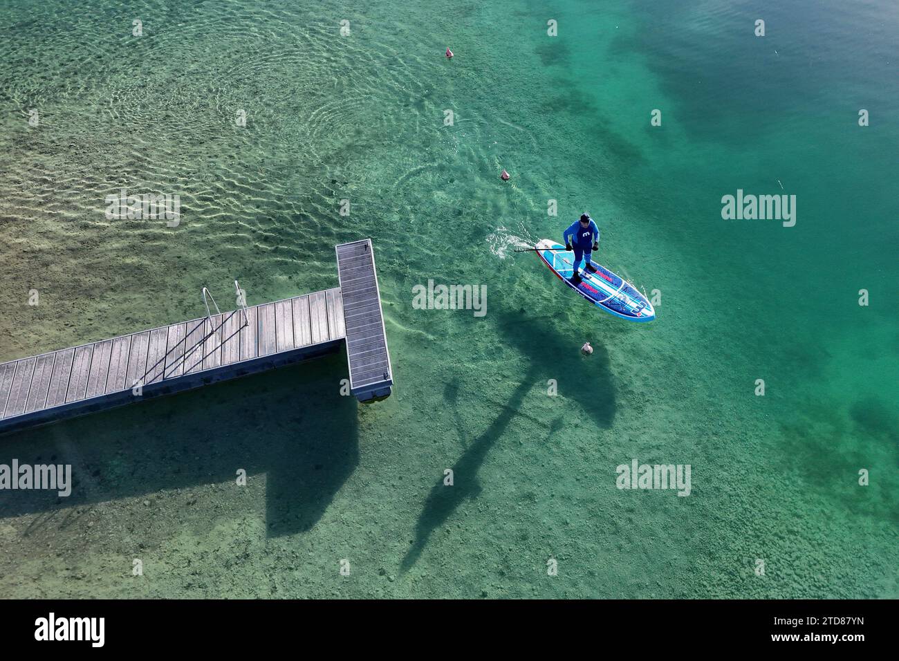 Wetterbild vom 17.12.2023. Ein Stand Up Paddler paddelt bei Sonne satt auf dem Riemer SEE in Muenchen Messestadt Riem, **** foto del tempo del 17 12 2023 Una pagaia in piedi al sole sul Riemer SEE a Monaco Messestadt Riem, Foto Stock