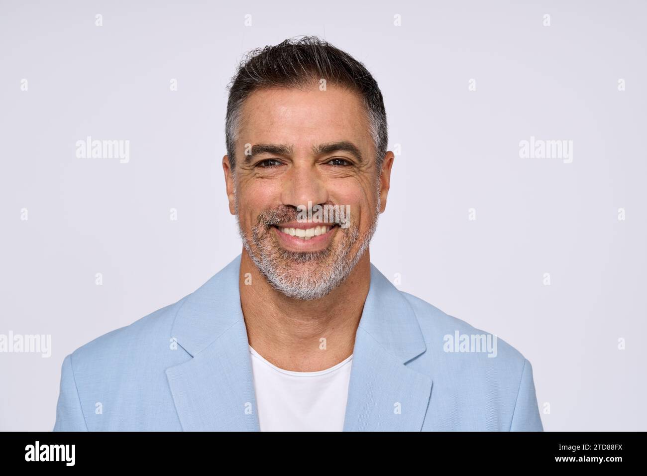 Felice uomo d'affari di mezza età isolato su bianco. Ritratto all'inizio della foto. Foto Stock