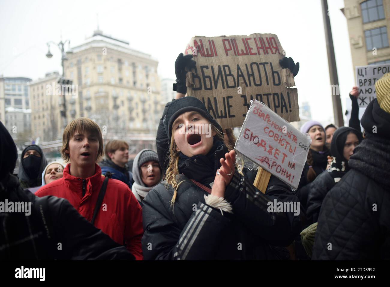 Non esclusiva: KIEV, UCRAINA - 14 DICEMBRE 2023 - i manifestanti tengono cartelli mentre chiedono di aumentare il sostegno finanziario delle forze Armate del Regno Unito Foto Stock