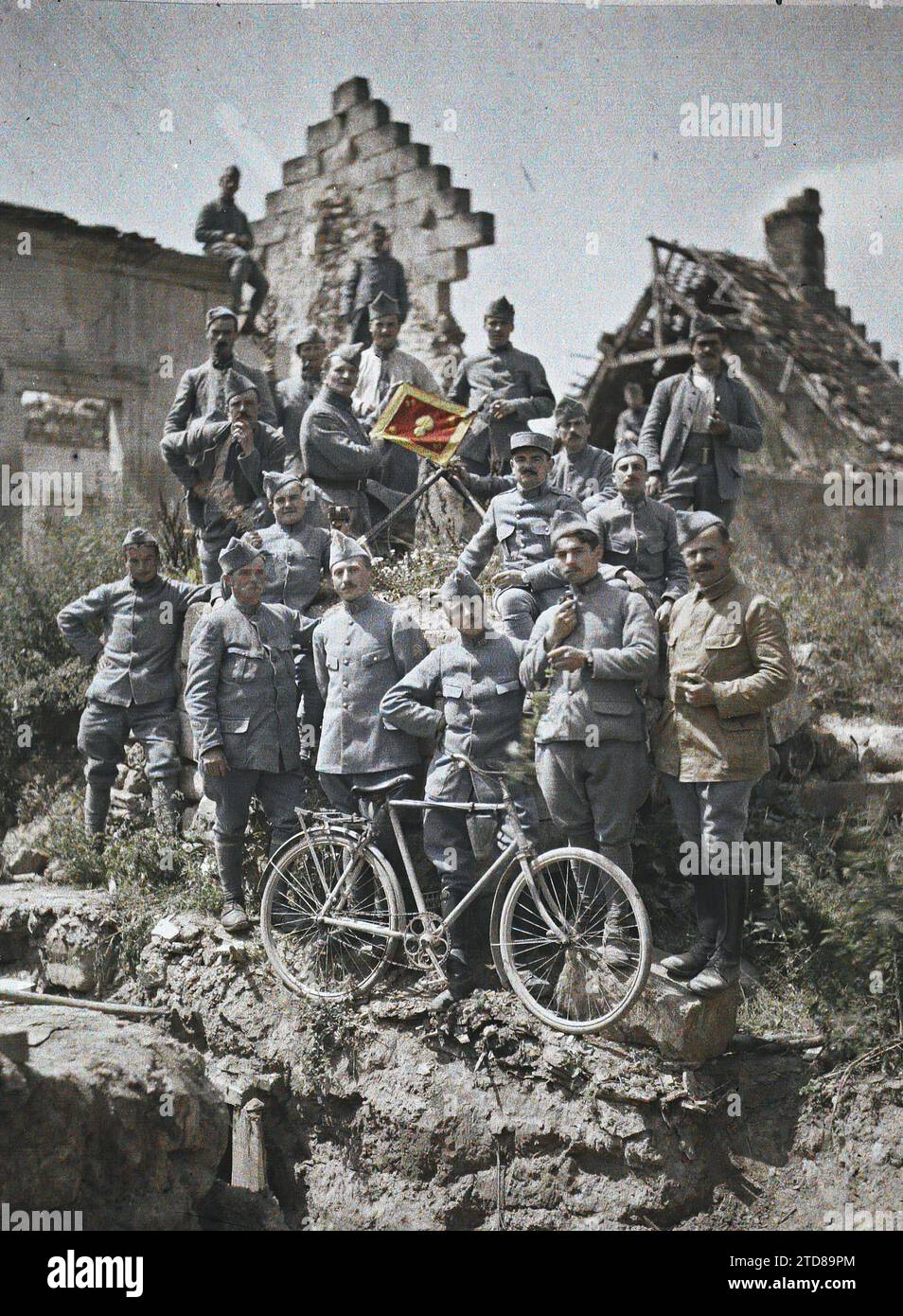 Chivres, Aisne, Francia i sottufficiali del 370° reggimento di fanteria che subirono l'attacco dell'8 luglio 1917 a Chemin des Dames, Transport, Personality, Clothing, HD, esseri umani, prima guerra mondiale, trasporto biciclette, personalità militare, uniforme militare, disponibile in alta definizione, ritratto di gruppo, rovine, bombardamento, bandiera, Man, Francia, Chivres, i sottufficiali del 370° dopo aver subito l'attacco dell'8 luglio a Chemin des Dames, Chivres-Val, 01/07/1917 - 31/07/1917, Cuville, Fernand, 1917 - Aisne - Fernand Cuville (sezione fotografica dell'esercito) - (mai-luglio), Autochrome, Photo Foto Stock
