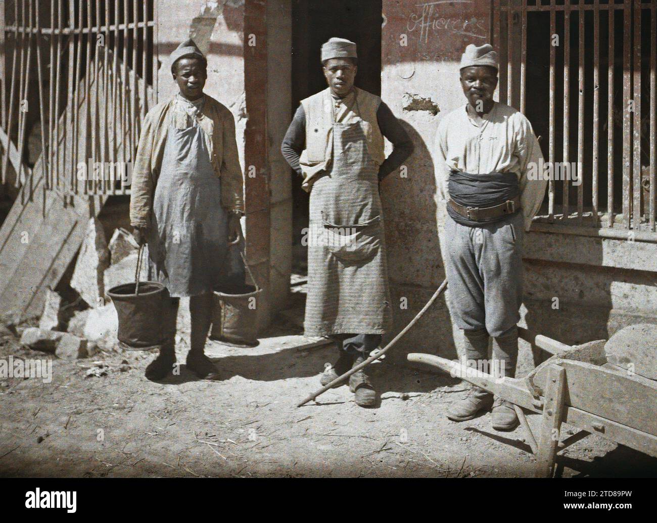 Soissons, Aisne, Francia soldati senegalesi, abbigliamento, esseri umani, vita quotidiana, prima guerra mondiale, storia coloniale, uniforme militare, ritratto di gruppo, carriola, abbigliamento da lavoro, vita domestica, cucina, vista posteriore, Colonial Army, France, Soissons, Un gruppo di senegalesi, Sénégal [in connessione con], Soissons, 01/07/1917 - 31/07/1917, Cuville, Fernand, 1917 - Aisne - Fernand Cuville (sezione fotografica dell'esercito) - (mai-luglio), Autochrome, Photo, Glass, Autochrome, foto, positivo, orizzontale, dimensioni 9 x 12 cm Foto Stock
