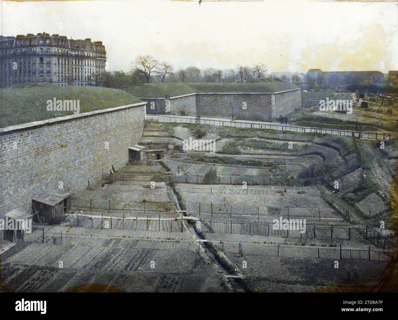 Parigi (16° arrondissement), Francia i giardini di pertinenza ai piedi delle fortificazioni, alla porta Point-du-Jour, HD, Habitat, architettura, natura, ambiente, cabina, esiste in alta definizione, architettura fortificata, fortificazioni, parco, giardino, giardino di lavoro, vegetazione, botanica, orto vegetale, Francia, Parigi, porte du Point du Jour, giardini di lavoro, Arrondissement XVI, fortificazioni, Petite ceinture, la zone, 05/05/1919 - 05/05/1919, Léon, Auguste, fotografo, Autochrome, foto, vetro, Autochrome, foto, positivo, orizzontale, dimensioni 9 x 12 cm Foto Stock