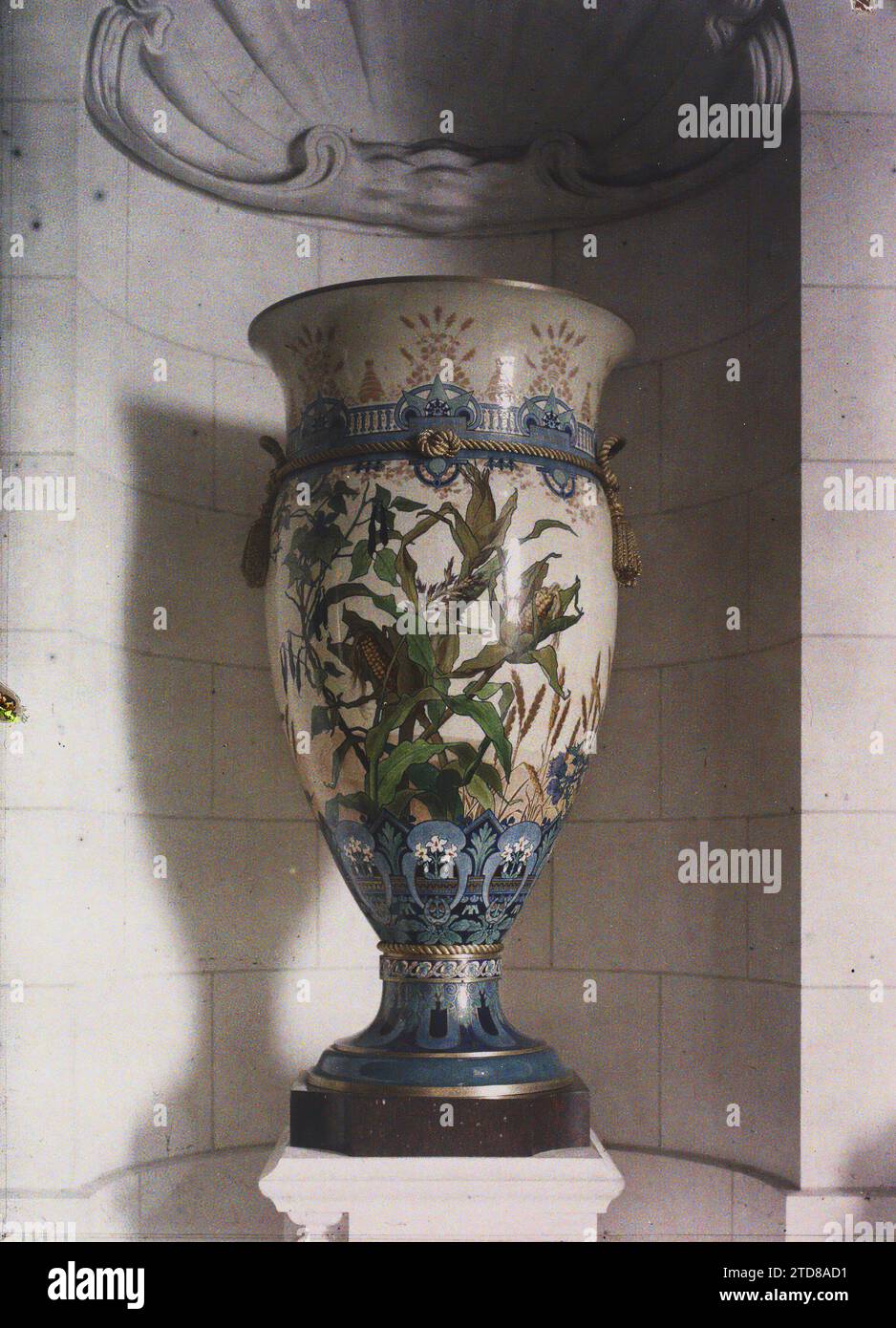 Tours, France Vase collocato in un corridoio del municipio, abitazione, architettura, arte, municipio, Municipio, vista interna, vaso, arti decorative, ceramica, Indre et Loire, Tours, 01/06/1909 - 30/06/1909, Léon, Auguste, fotografo, 1909 - Centre de la France - Auguste Léon - (giugno), Autochrome, Photo, Glass, Autochrome, foto, positiva Foto Stock