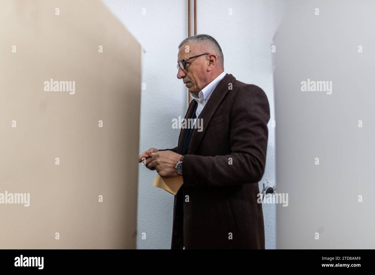 Ternoc, Serbia. 17 dicembre 2023. Shaip Kamberi è raffigurato in un seggio elettorale a Ternovac, Serbia, dove i cittadini votano alle elezioni parlamentari e locali, in data domenica 17 dicembre 2023. Questa significativa elezione serba presenta una sfida al Partito progressista serbo (SNS) del presidente Aleksandar Vucic da parte di un gruppo di partiti di opposizione filo-occidentali. In particolare, questa coalizione include Vojislav Seselj, una figura precedentemente condannata dall'Aia. Ndscape dal 201 credito: VX Pictures/Alamy Live News Foto Stock