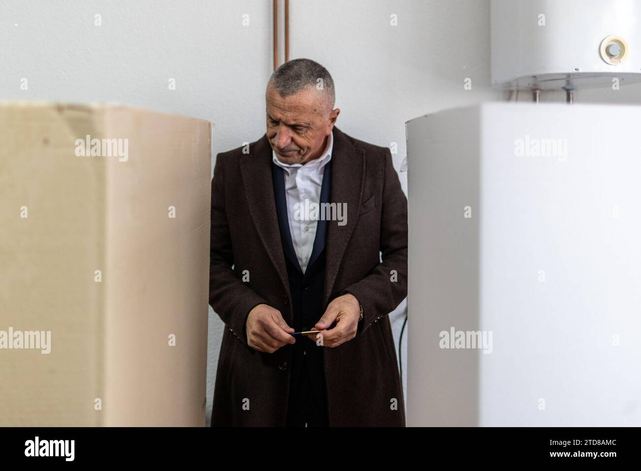 Ternoc, Serbia. 17 dicembre 2023. Shaip Kamberi è raffigurato in un seggio elettorale a Ternovac, Serbia, dove i cittadini votano alle elezioni parlamentari e locali, in data domenica 17 dicembre 2023. Questa significativa elezione serba presenta una sfida al Partito progressista serbo (SNS) del presidente Aleksandar Vucic da parte di un gruppo di partiti di opposizione filo-occidentali. In particolare, questa coalizione include Vojislav Seselj, una figura precedentemente condannata dall'Aia. Ndscape dal 201 credito: VX Pictures/Alamy Live News Foto Stock