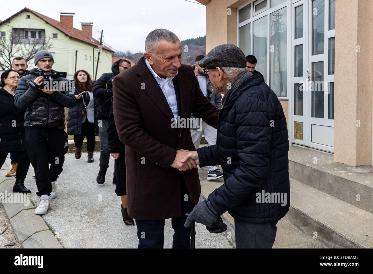 Ternoc, Serbia. 17 dicembre 2023. Shaip Kamberi è raffigurato nel saluto di un elettore in un seggio elettorale a Ternovac, Serbia, dove il cittadino esprime il proprio voto alle elezioni parlamentari e locali, in data domenica 17 dicembre 2023. Questa significativa elezione serba presenta una sfida al Partito progressista serbo (SNS) del presidente Aleksandar Vucic da parte di un gruppo di partiti di opposizione filo-occidentali. In particolare, questa coalizione include Vojislav Seselj, una figura precedentemente condannata dall'Aia. Credito: VX Pictures/Alamy Live News Foto Stock