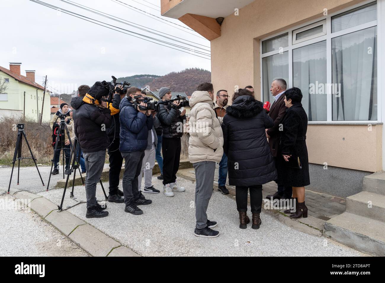 Ternoc, Serbia. 17 dicembre 2023. Shaip Kamberi è raffigurato mentre parla alla stampa in un seggio elettorale dopo aver espresso il suo voto a Ternovac, in Serbia, dove il cittadino esprime il proprio voto alle elezioni parlamentari e locali, in data domenica 17 dicembre 2023. Questa significativa elezione serba presenta una sfida al Partito progressista serbo (SNS) del presidente Aleksandar Vucic da parte di un gruppo di partiti di opposizione filo-occidentali. In particolare, questa coalizione include Vojislav Seselj, una figura precedentemente condannata dall'Aia. Credito: VX Pictures/Alamy Live News Foto Stock