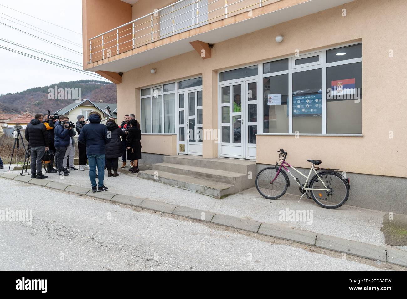 Ternoc, Serbia. 17 dicembre 2023. Shaip Kamberi è raffigurato mentre parla alla stampa in un seggio elettorale dopo aver espresso il suo voto a Ternovac, in Serbia, dove il cittadino esprime il proprio voto alle elezioni parlamentari e locali, in data domenica 17 dicembre 2023. Questa significativa elezione serba presenta una sfida al Partito progressista serbo (SNS) del presidente Aleksandar Vucic da parte di un gruppo di partiti di opposizione filo-occidentali. In particolare, questa coalizione include Vojislav Seselj, una figura precedentemente condannata dall'Aia. Credito: VX Pictures/Alamy Live News Foto Stock