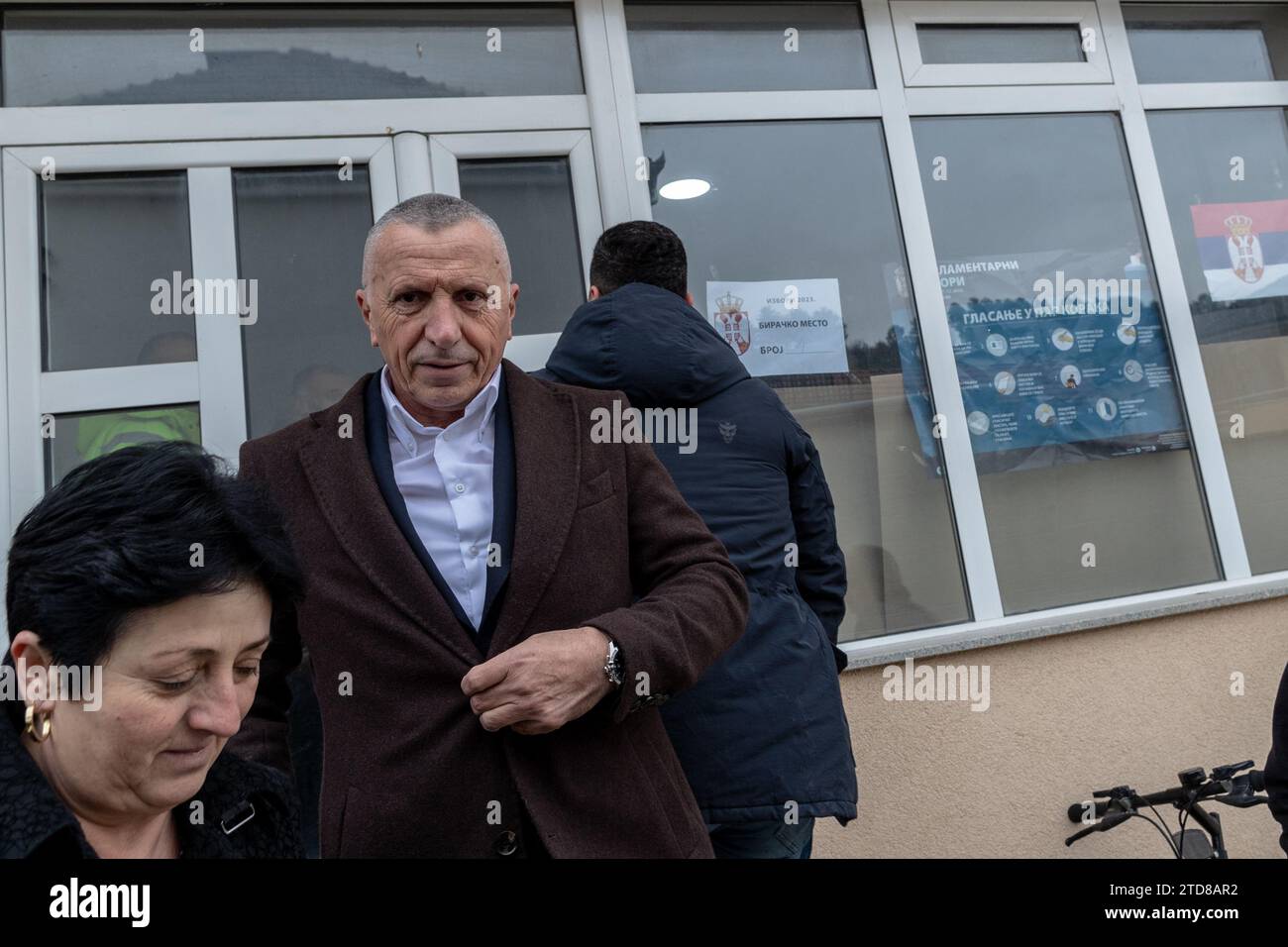Ternoc, Serbia. 17 dicembre 2023. Shaip Kamberi è raffigurato mentre lascia un seggio elettorale a Ternovac, in Serbia, dove i cittadini votano alle elezioni parlamentari e locali, in data domenica 17 dicembre 2023. Questa significativa elezione serba presenta una sfida al Partito progressista serbo (SNS) del presidente Aleksandar Vucic da parte di un gruppo di partiti di opposizione filo-occidentali. In particolare, questa coalizione include Vojislav Seselj, una figura precedentemente condannata dall'Aia. Credito di ndscape sinc: VX Pictures/Alamy Live News Foto Stock