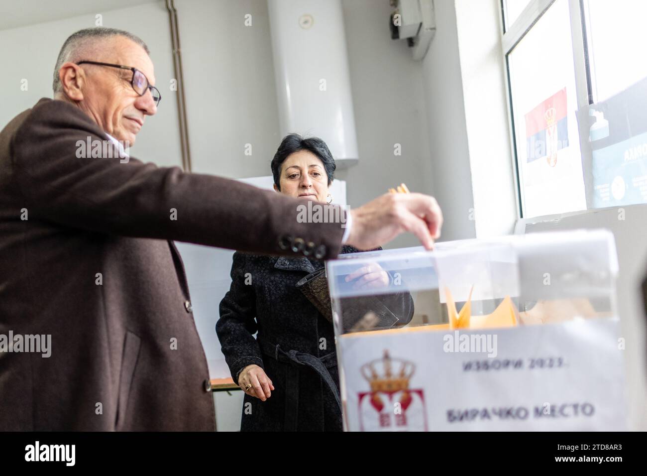 Ternoc, Serbia. 17 dicembre 2023. Shaip Kamberi è raffigurato in un seggio elettorale a Ternovac, Serbia, dove i cittadini votano alle elezioni parlamentari e locali, in data domenica 17 dicembre 2023. Questa significativa elezione serba presenta una sfida al Partito progressista serbo (SNS) del presidente Aleksandar Vucic da parte di un gruppo di partiti di opposizione filo-occidentali. In particolare, questa coalizione include Vojislav Seselj, una figura precedentemente condannata dall'Aia. Ndscape dal 201 credito: VX Pictures/Alamy Live News Foto Stock