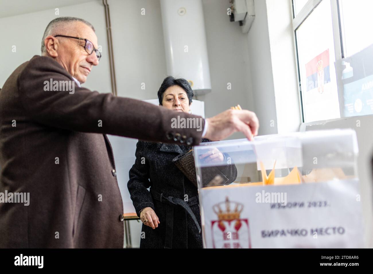 Ternoc, Serbia. 17 dicembre 2023. Shaip Kamberi è raffigurato in un seggio elettorale a Ternovac, Serbia, dove i cittadini votano alle elezioni parlamentari e locali, in data domenica 17 dicembre 2023. Questa significativa elezione serba presenta una sfida al Partito progressista serbo (SNS) del presidente Aleksandar Vucic da parte di un gruppo di partiti di opposizione filo-occidentali. In particolare, questa coalizione include Vojislav Seselj, una figura precedentemente condannata dall'Aia. Ndscape dal 201 credito: VX Pictures/Alamy Live News Foto Stock